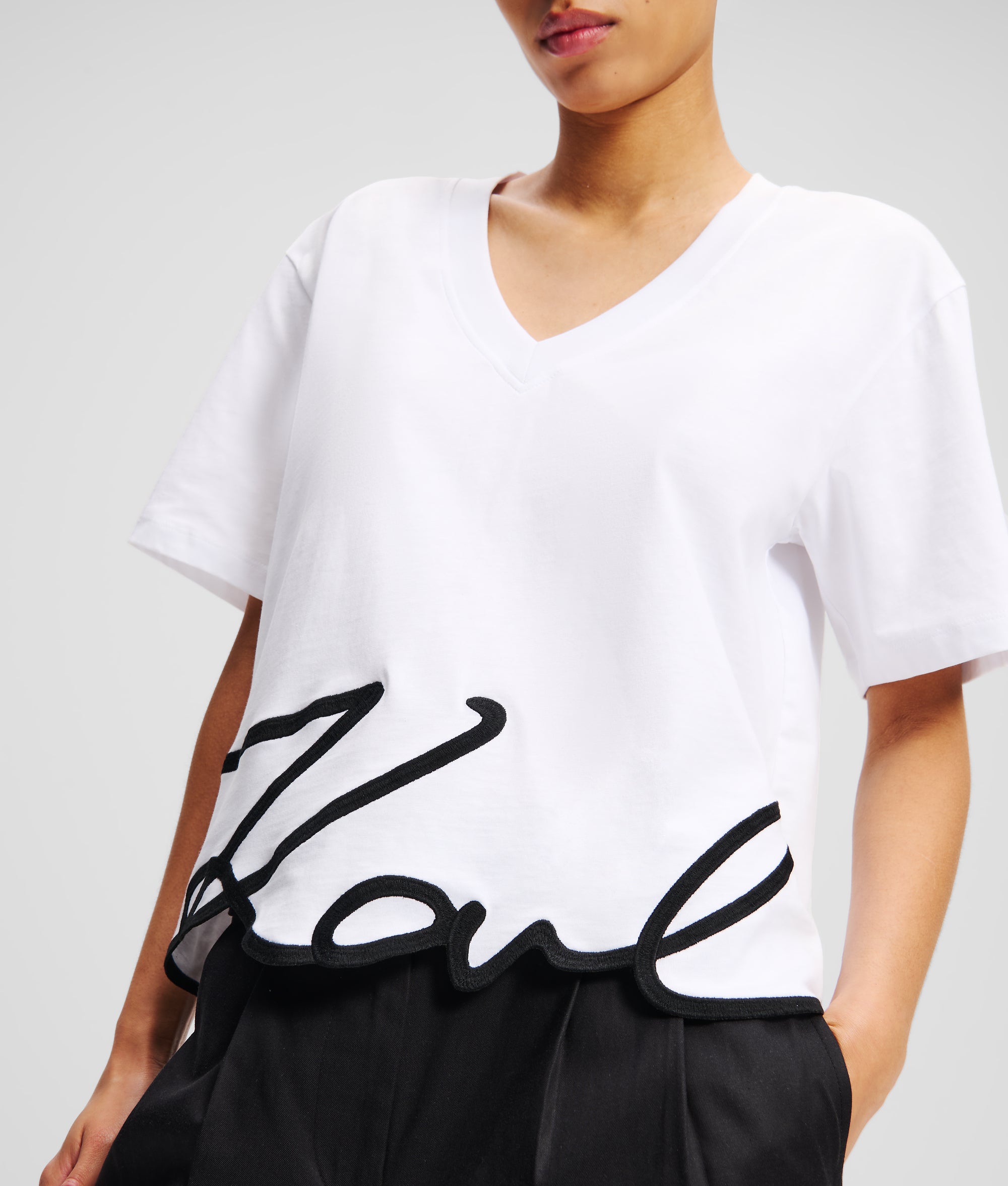 SIGNATURE V-NECK T-SHIRT - Image 2